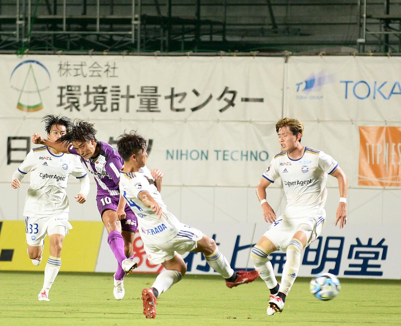 右足ミドルでゴールに迫る藤枝横山（左から2人目）