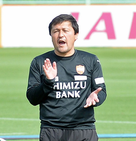 手をたたいて選手を鼓舞する清水の秋葉監督