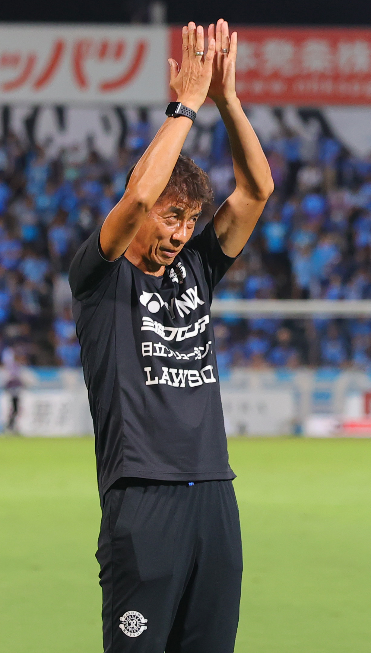 横浜FC対柏　18日の誕生日を前にハッピーバースデーの合唱を受けた柏井原監督（撮影・野上伸悟）