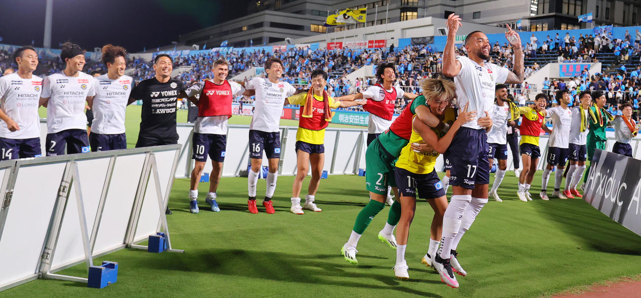 横浜FC対柏　サポーターと勝利を喜びあうフロート（手前）ら柏の選手たち（撮影・野上伸悟）