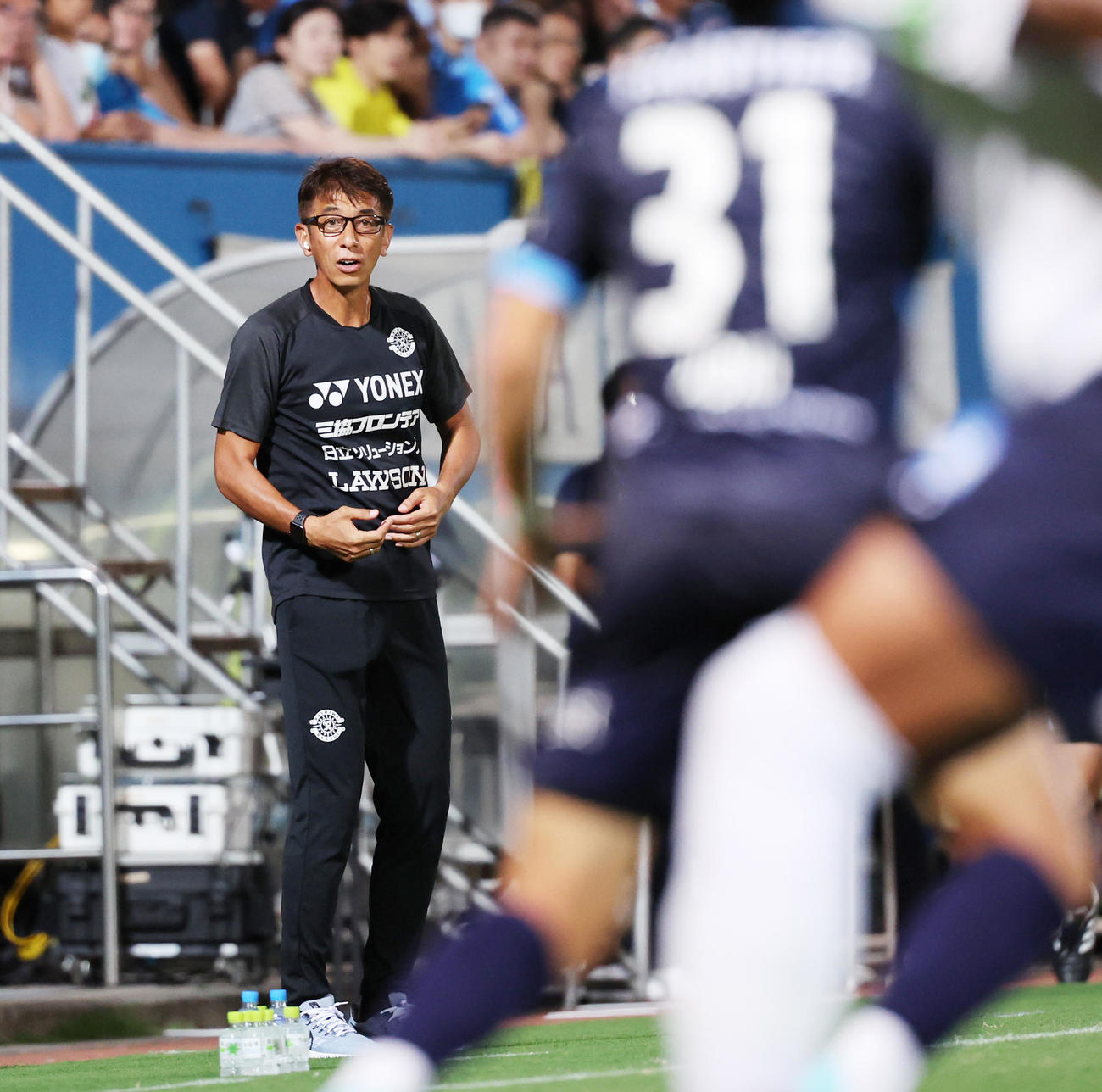 横浜FC対柏　試合を見つめる柏井原監督（撮影・野上伸悟）