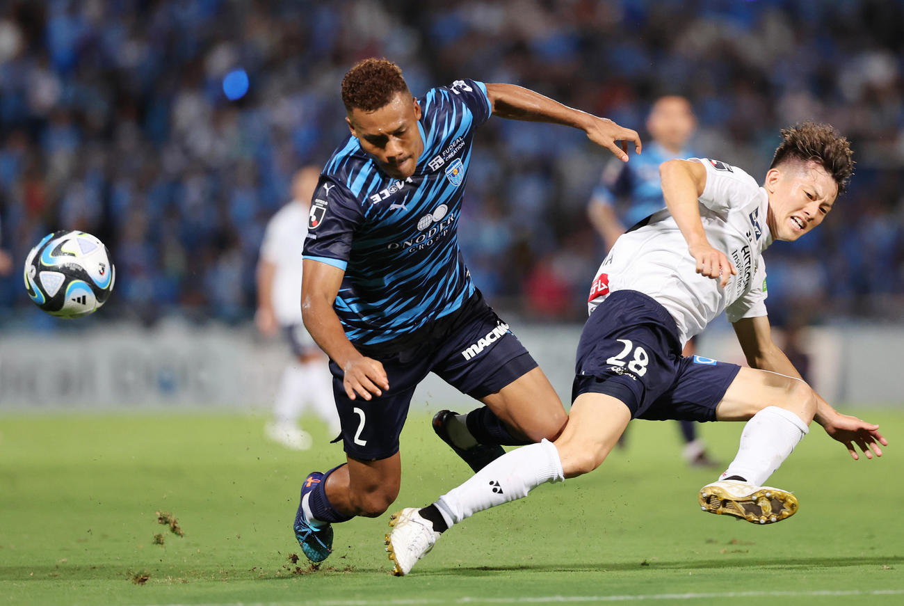 横浜FC対柏　後半、競りあう横浜FCンドカ・ボニフェイスと柏戸嶋（撮影・野上伸悟）