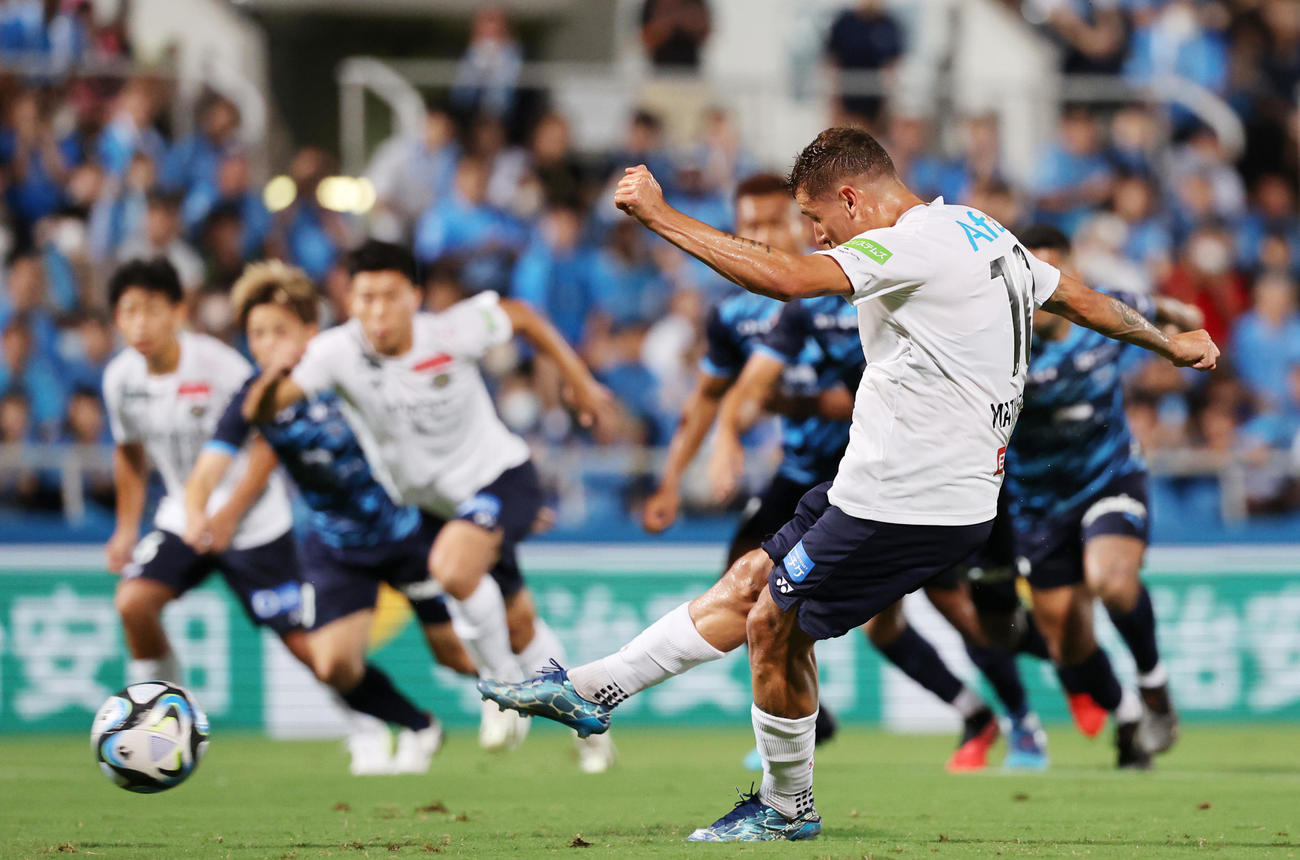 横浜FC対柏　前半、PKで先制ゴールを決める柏マテウス・サヴィオ（撮影・野上伸悟）