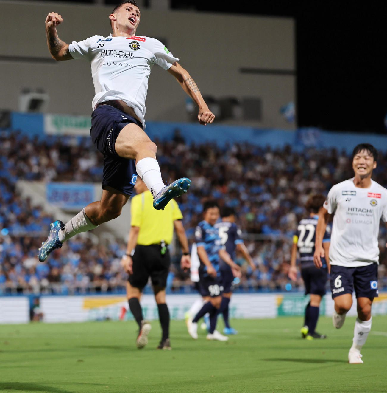横浜FC対柏　前半、PKで先制ゴールを決めた柏マテウス・サヴィオは歓喜のジャンプ（撮影・野上伸悟）