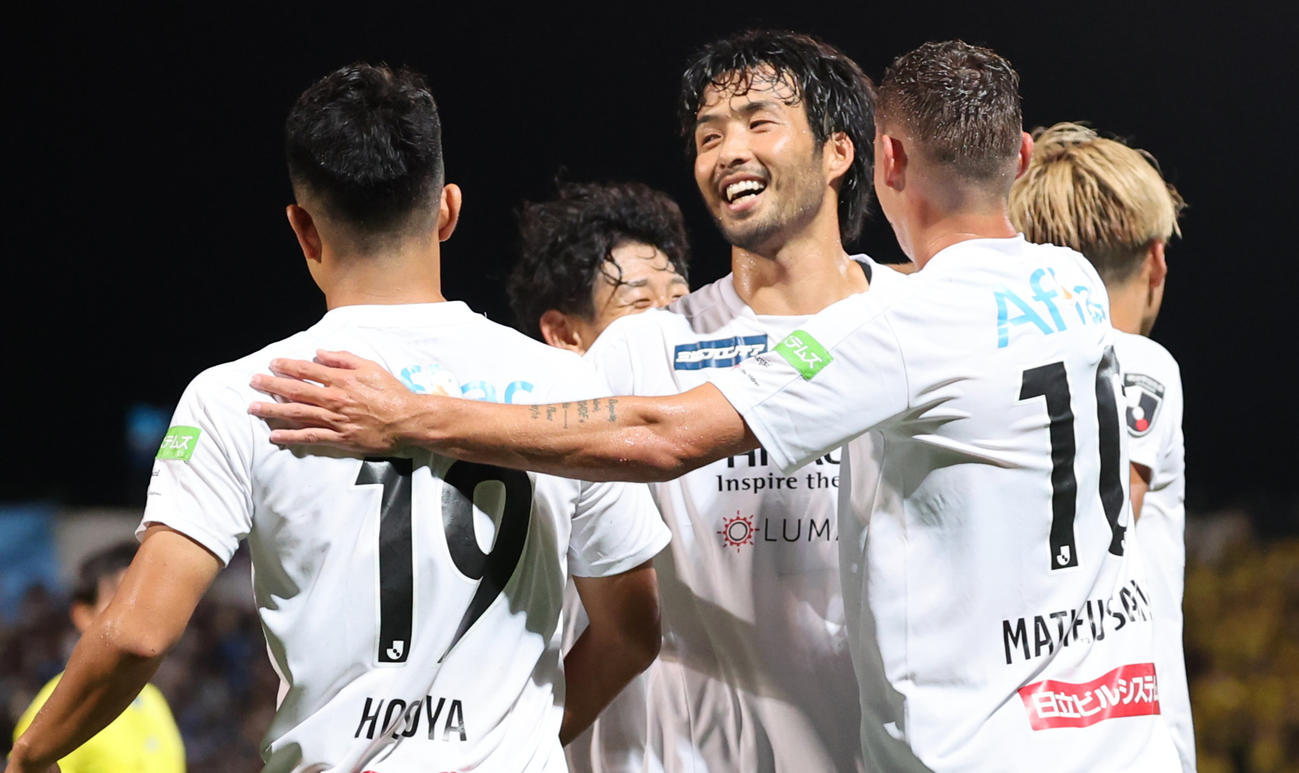 横浜FC対柏　前半、細谷（左）のゴールを喜ぶ柏犬飼（中央）ら（撮影・野上伸悟）