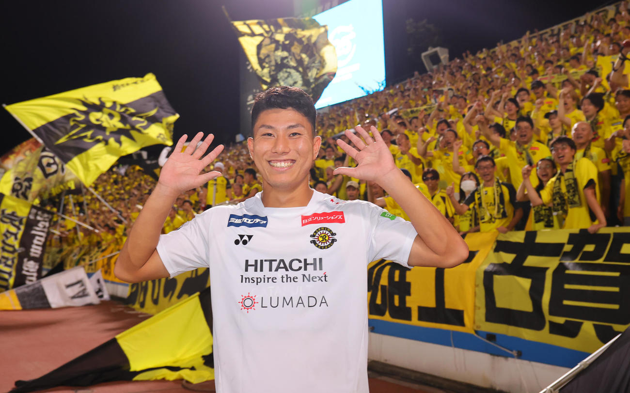 横浜FC対柏　2－1で勝利し喜びのポーズの柏細谷（撮影・野上伸悟）