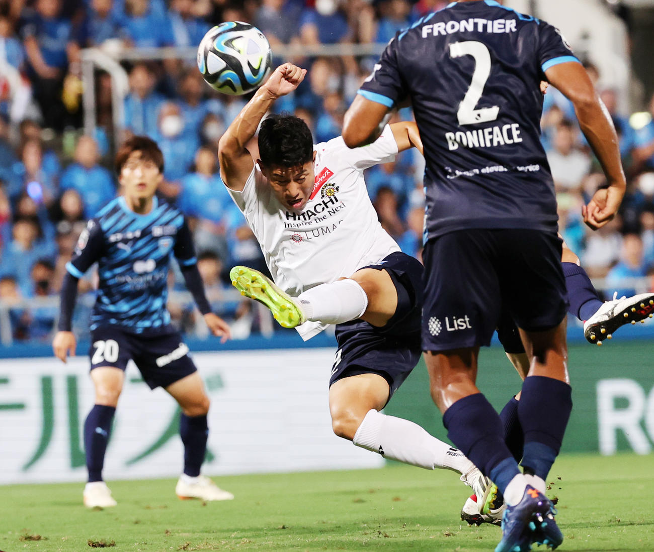 横浜FC対柏　前半、シュートを放つ柏細谷（撮影・野上伸悟）