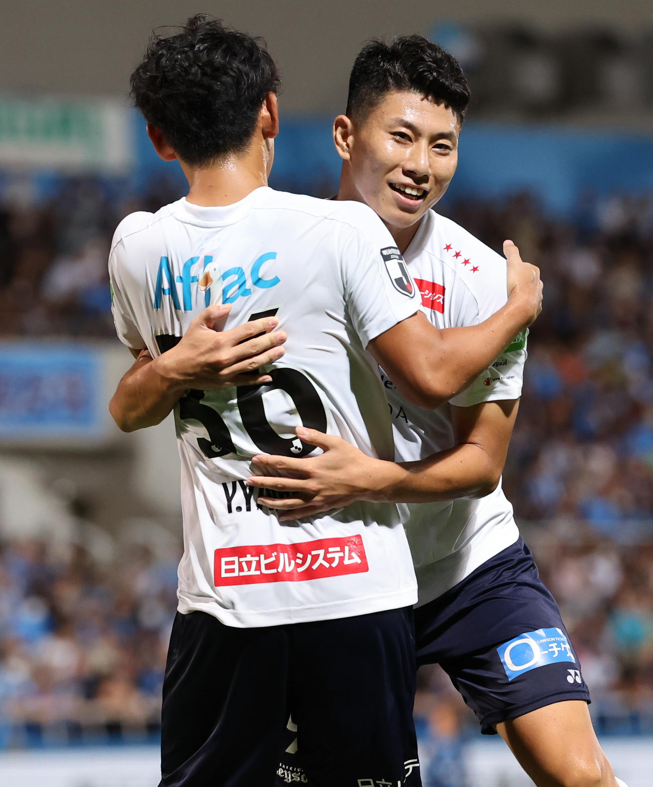 横浜FC対柏　前半、ゴールを決め喜ぶ柏細谷（撮影・野上伸悟）