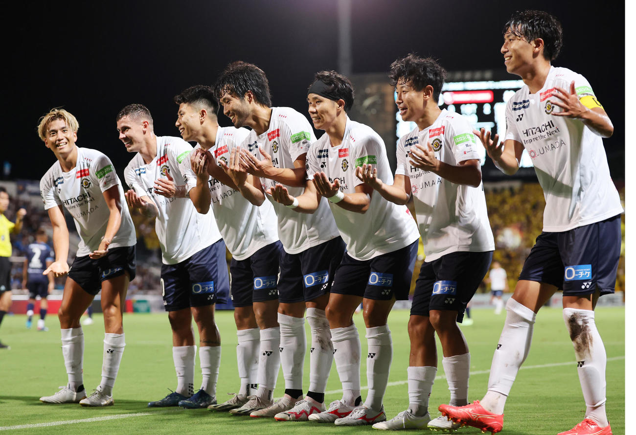 横浜FC対柏　前半、細谷（左から3人目）のゴールにゆりかごポーズで喜ぶ犬飼（中央）ら柏の選手たち（撮影・野上伸悟）