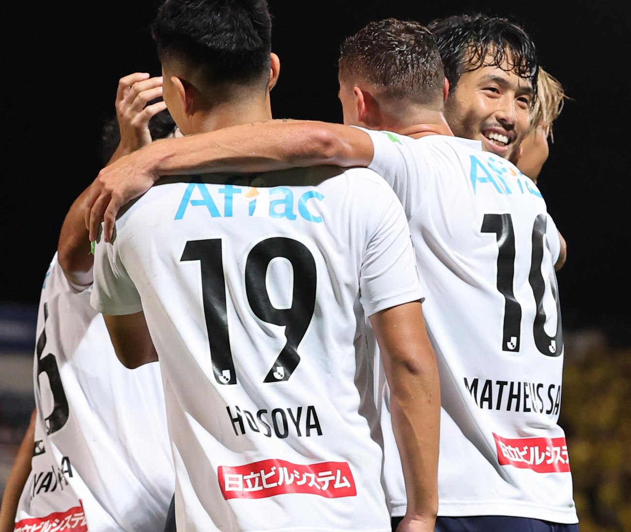 横浜FC対柏　前半、細谷真大のゴールを喜ぶ柏犬飼（右端）ら（撮影・野上伸悟）
