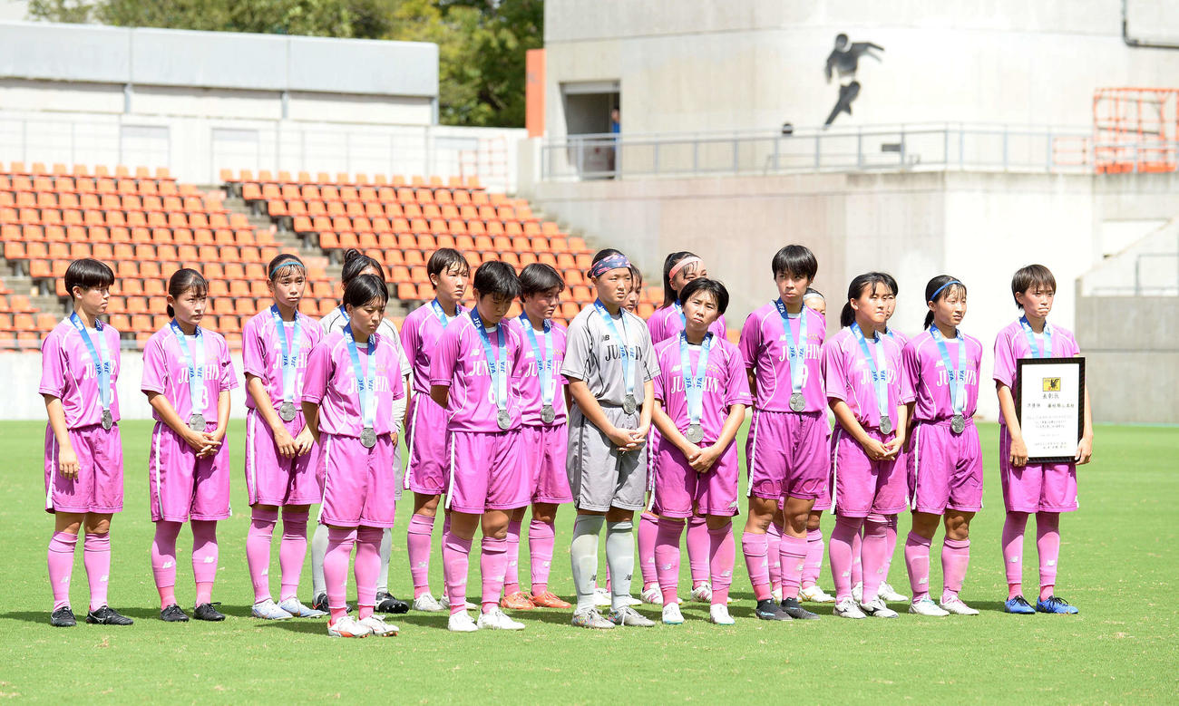 準優勝に終わり、悔しそうな表情を見せる藤枝順心の選手たち
