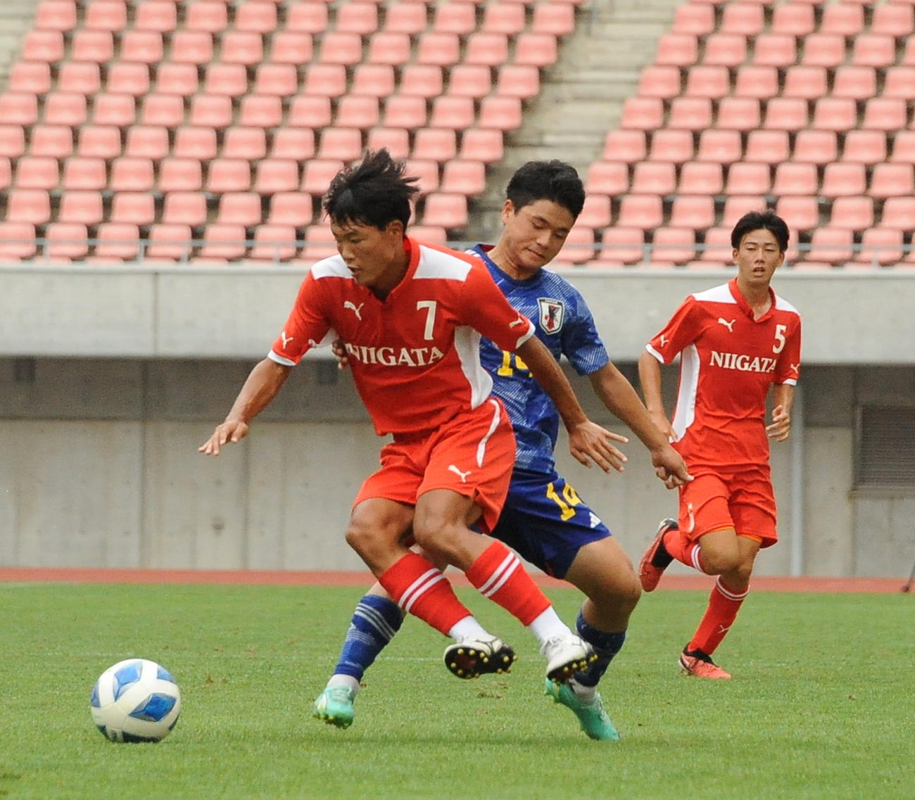 前半、ドリブルで相手をかわすU－17新潟選抜・山村（左）