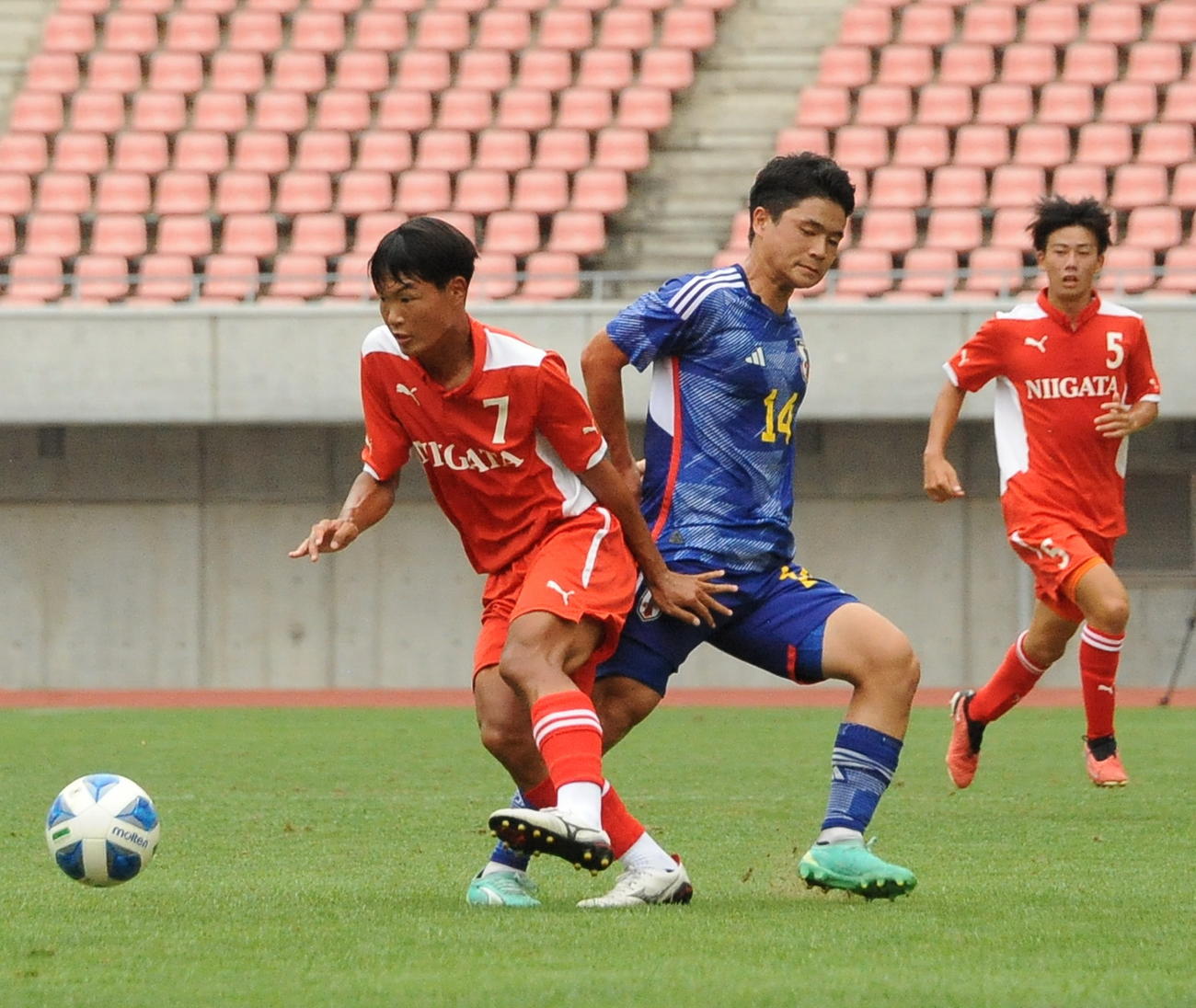 前半、ドリブルで相手をかわすU－17新潟選抜・山村（左）