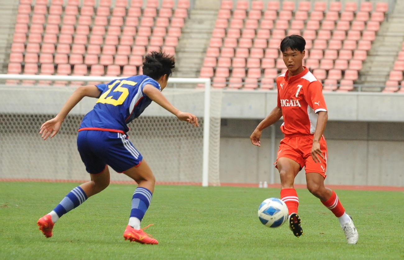 前半、右足アウトサイドでスルーパスを通すU－17新潟選抜・山村（右）