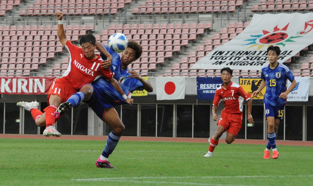 後半、右足ボレーでゴールを狙うU－17新潟選抜・安野（左）