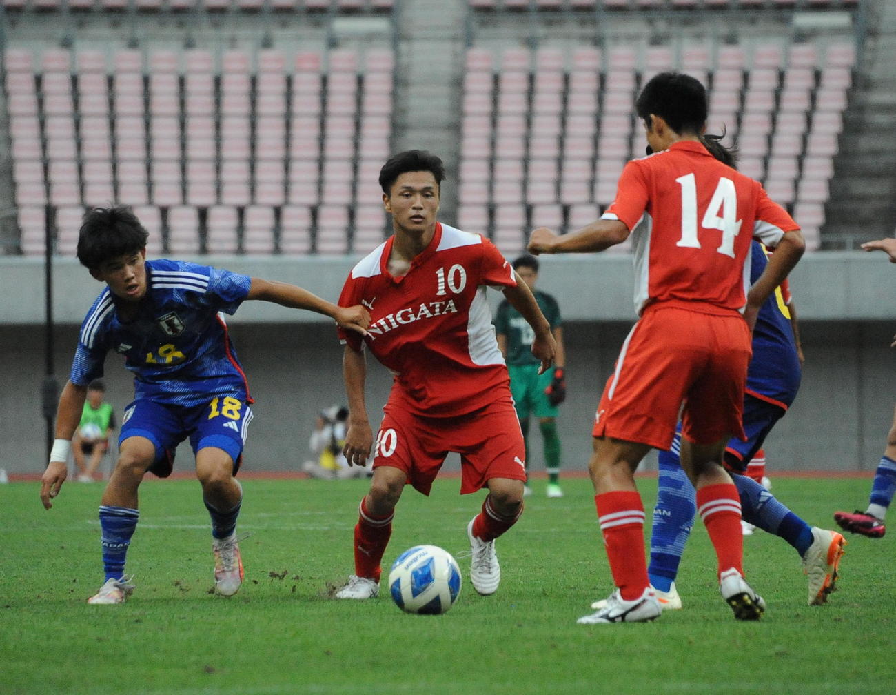強引に中央を突破するU17－新潟選抜・石山（中央）
