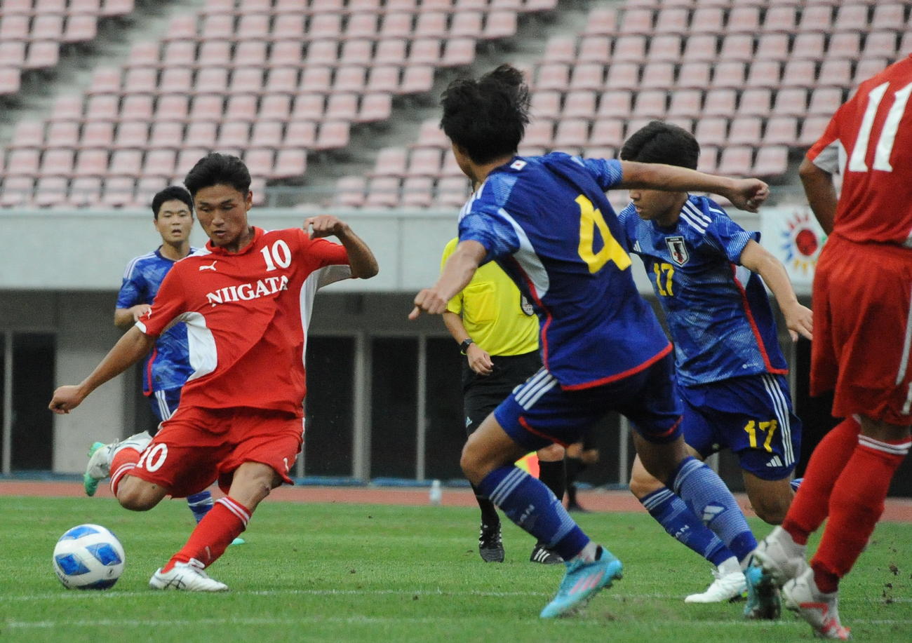 後半、ゴール中央からシュートを放つU－17新潟選抜・石山（左）