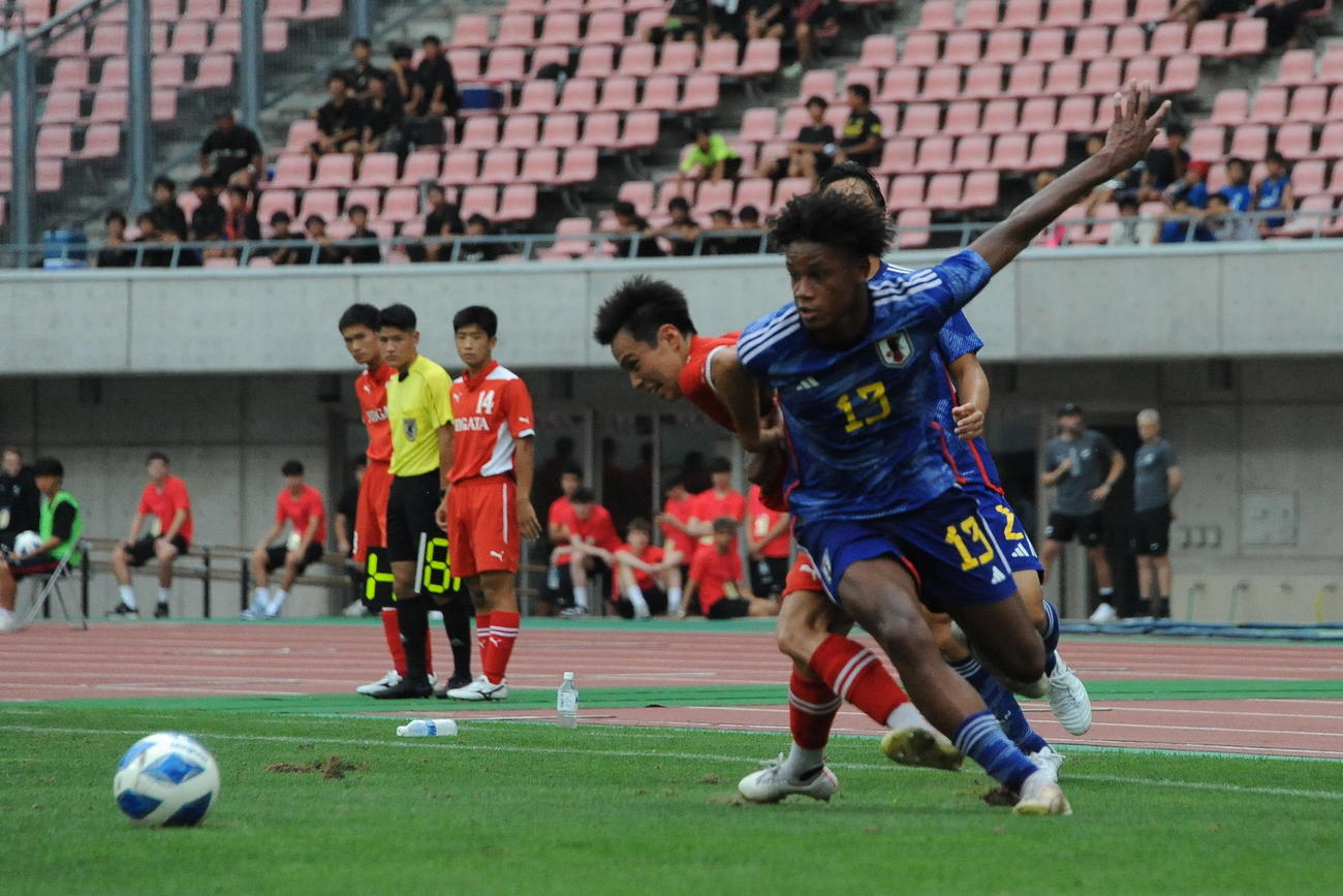 この日1得点のU－17日本代表・小竹（右）が左サイドからドリブルを仕掛ける