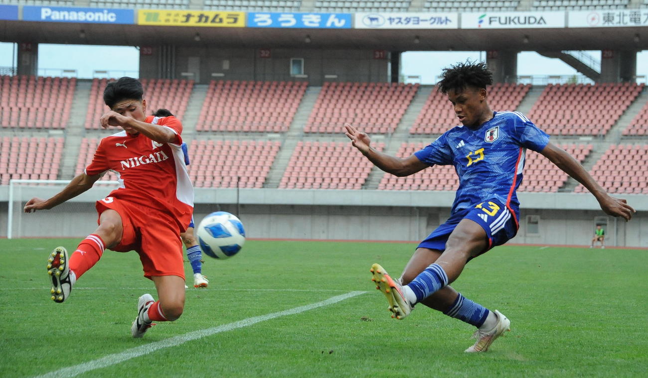 この日1得点のU－17日本代表・小竹（右）がクロスを上げる
