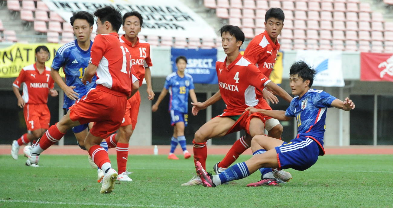 この日ハットトリックのU－17日本代表・神代（右）が左足でシュートを放つ