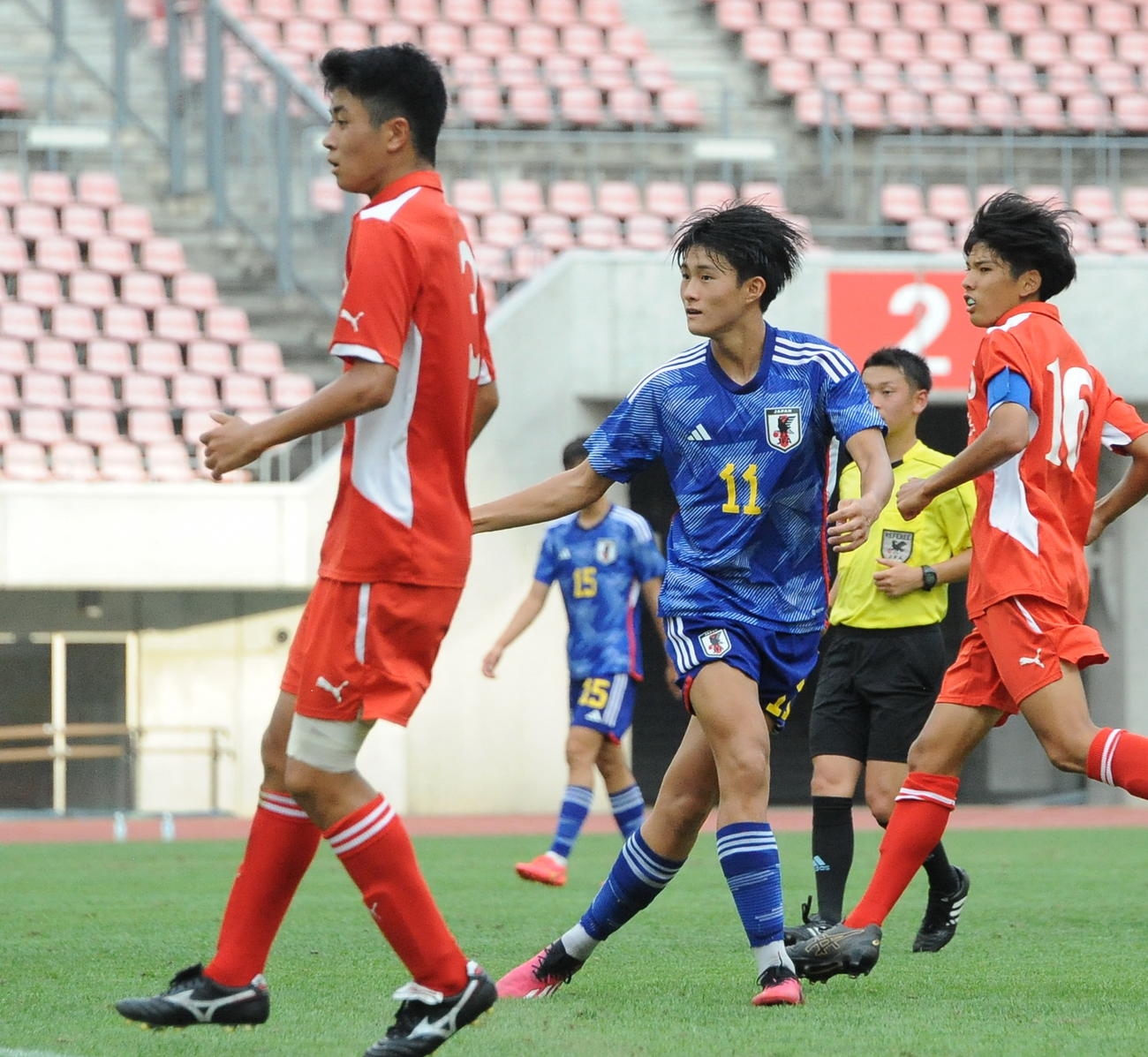 この日ハットトリックのU－17日本代表・神代（中央）が右足でシュートを放つ