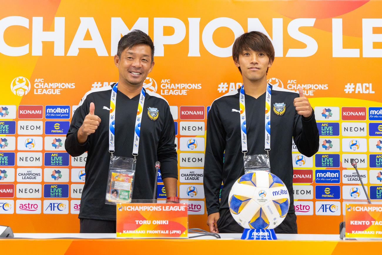 ACL初戦のJDT戦の前日会見に出席した川崎フロンターレ鬼木達監督（左）と橘田健人主将（C）KAWASAKI FRONTALE）