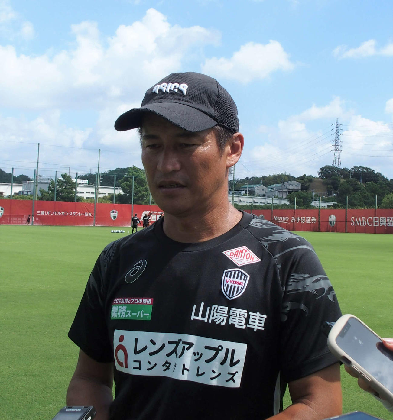 練習後に取材対応する神戸・吉田孝行監督（撮影・永田淳）