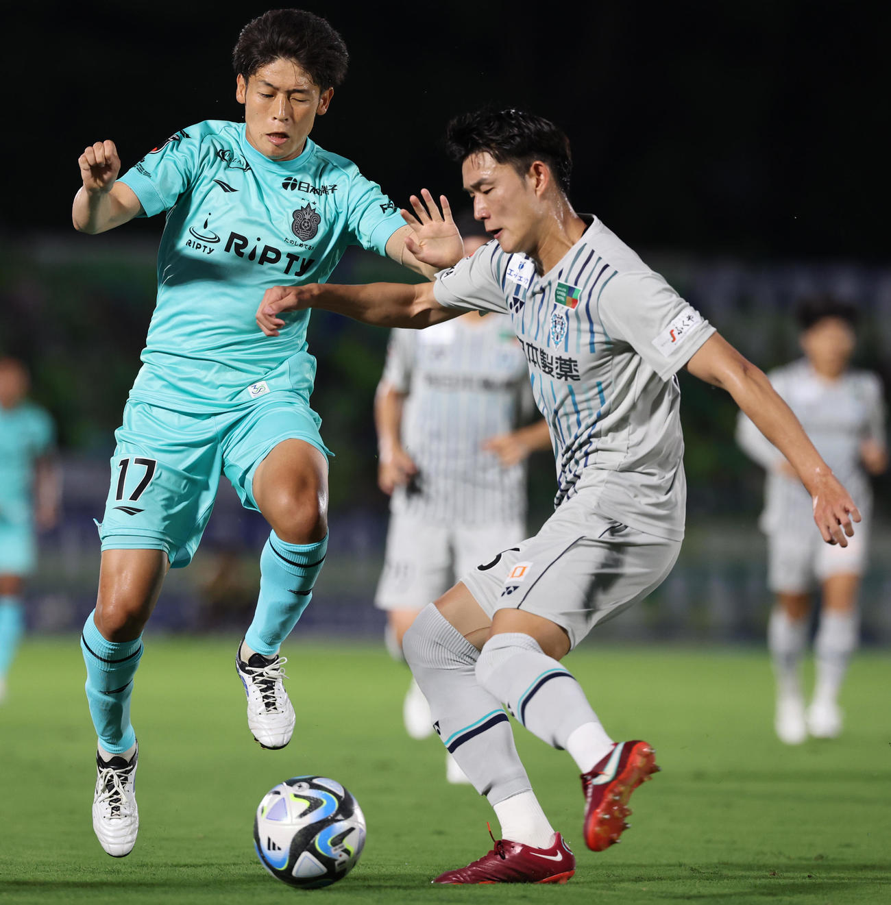 福岡DF井上聖也（右）（2023年7月撮影）