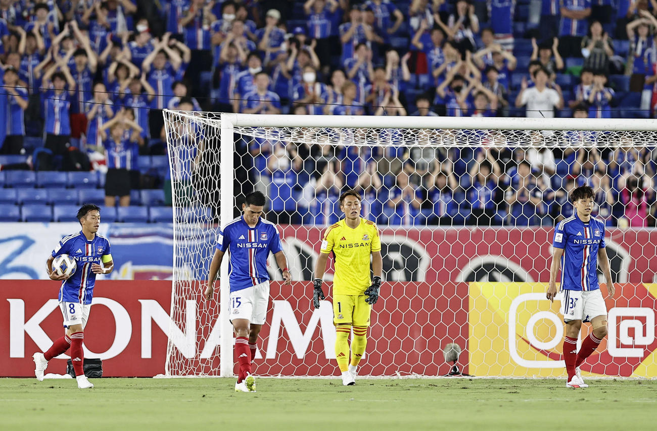 横浜M―仁川　前半、オウンゴールで仁川に先制を許したGK一森（右から2人目）ら横浜Mの選手たち（共同）