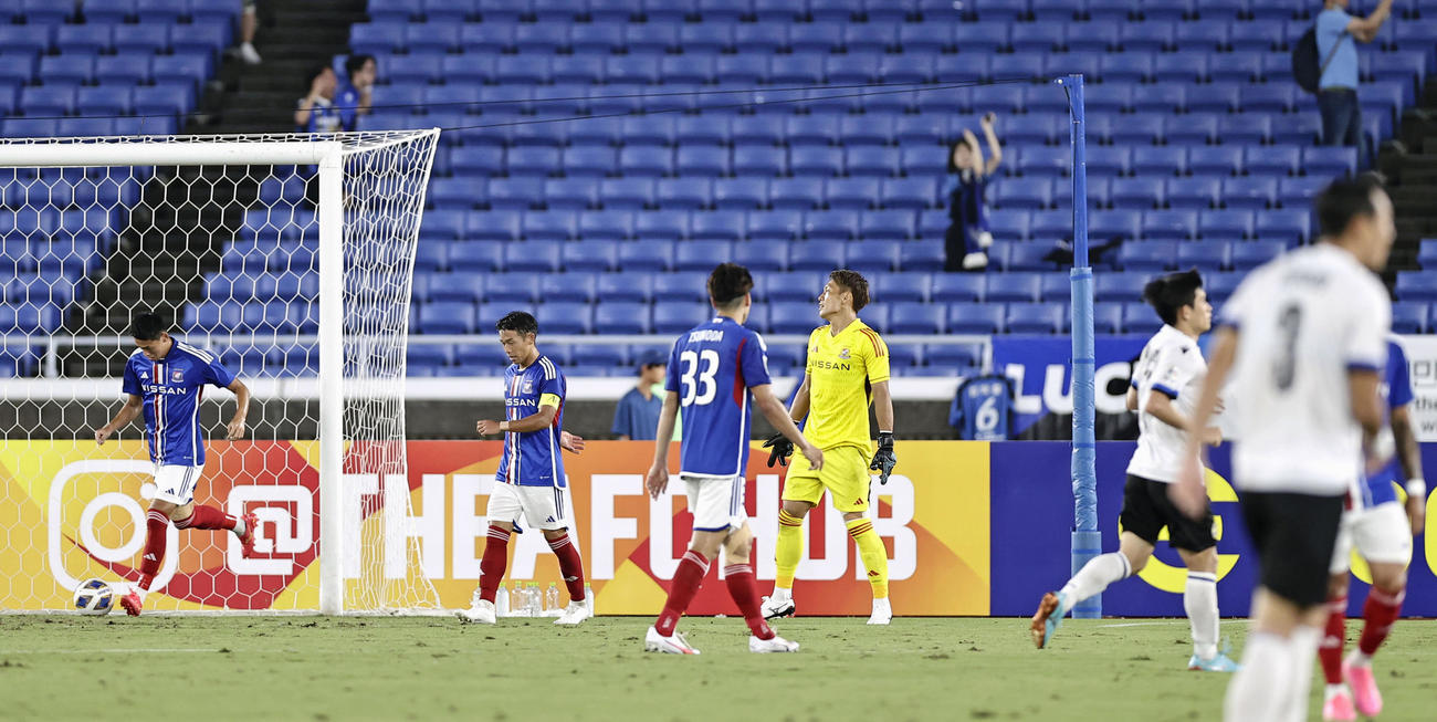 横浜M―仁川　後半、仁川に勝ち越しゴールを許したGK一森（左から4人目）ら横浜Mの選手たち（共同）
