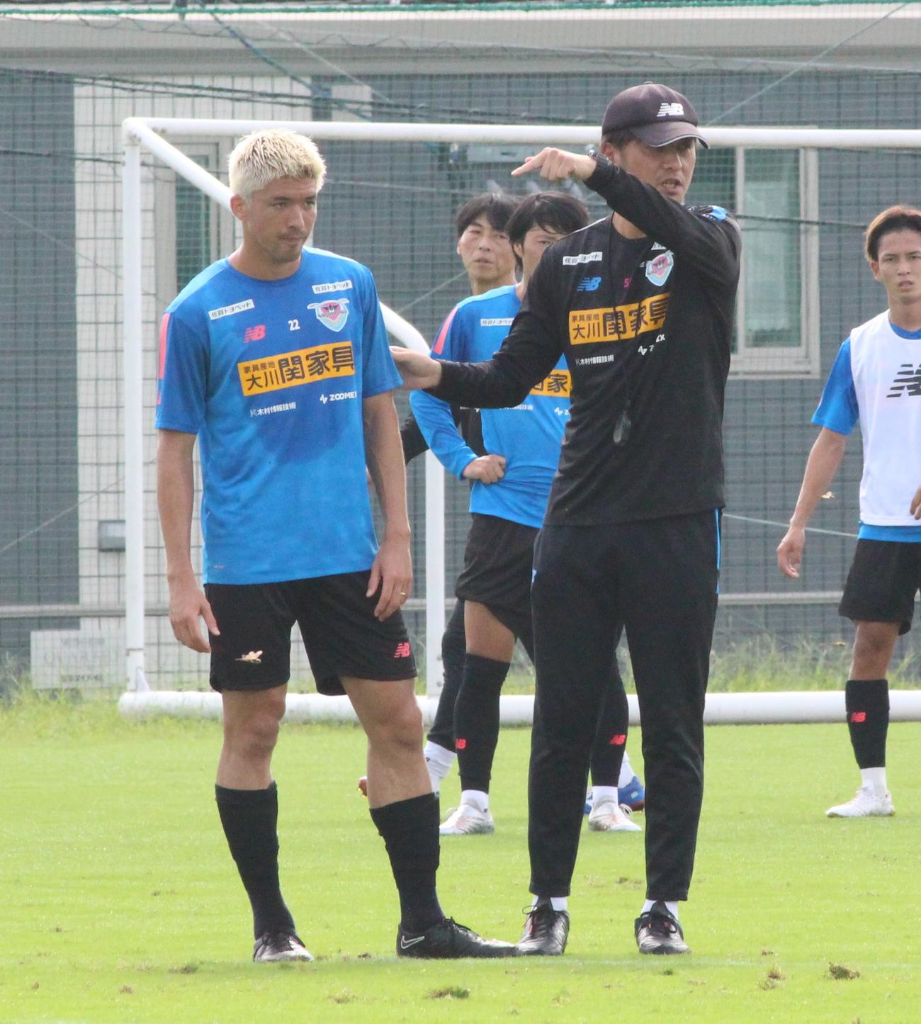 練習で指導する鳥栖川井健太監督（右）（撮影・菊川光一）