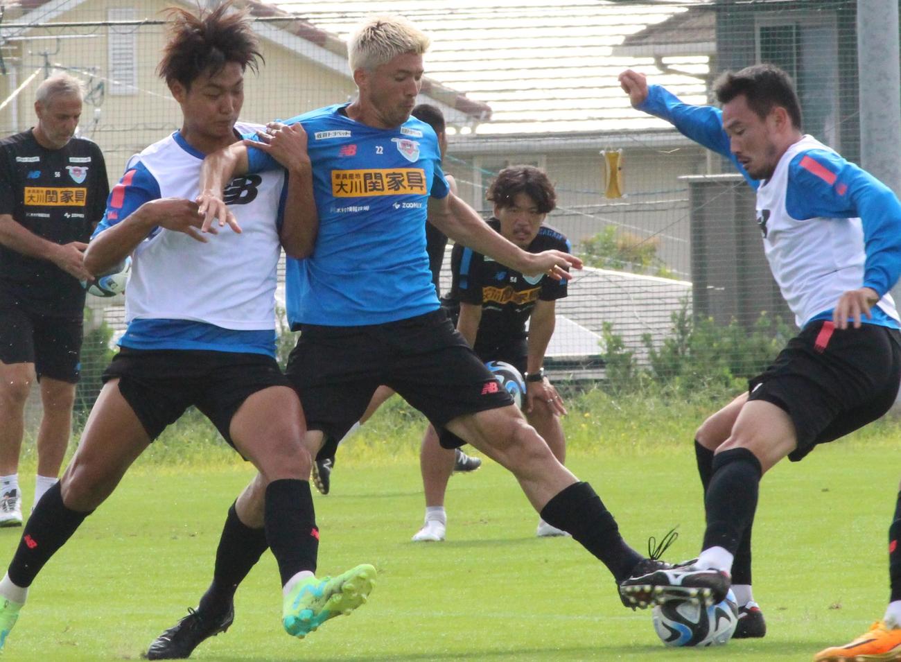 実戦形式練習で激しく競る鳥栖の選手たち（撮影・菊川光一）