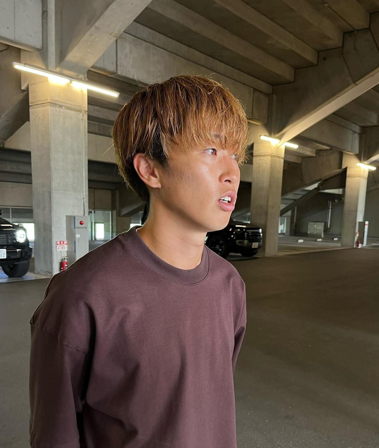 練習後に取材に応じるG大阪MF山本悠樹（撮影・永田淳）