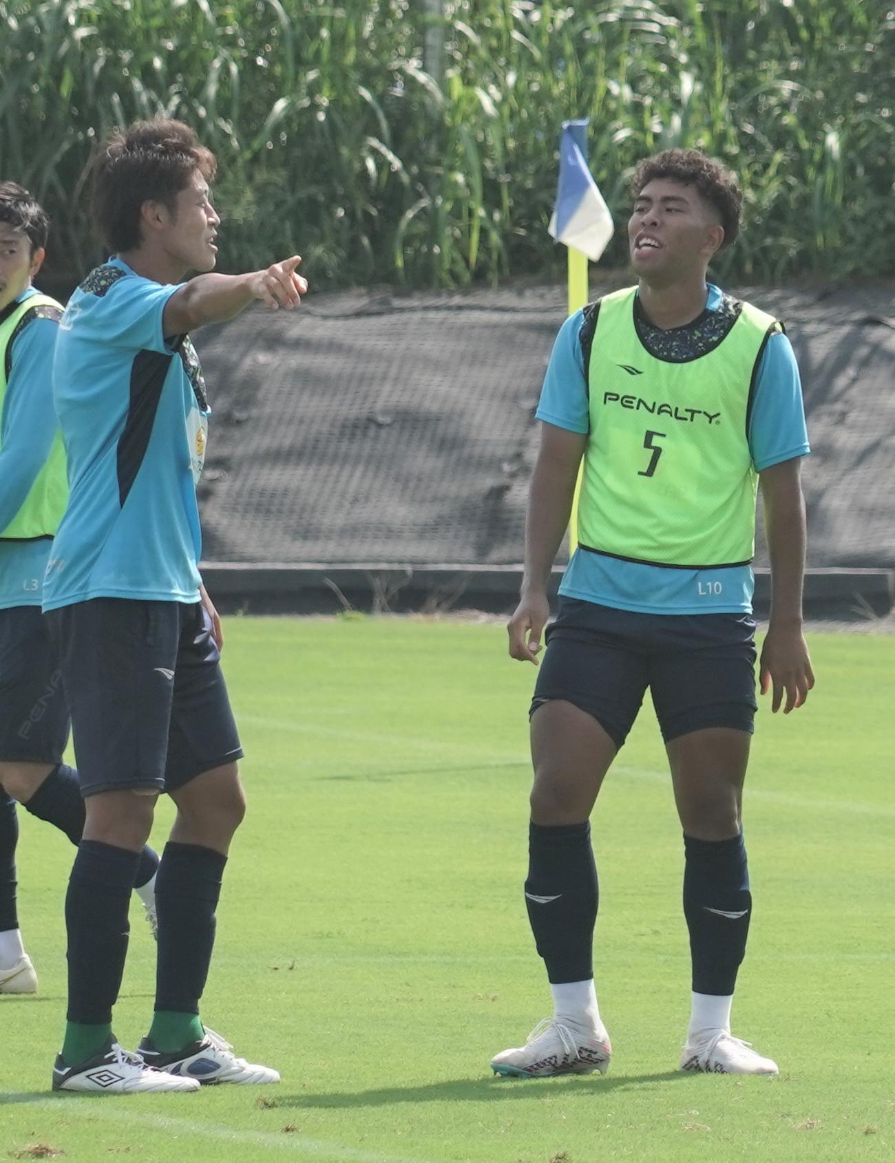 練習中に話し合う湘南ベルマーレFW大橋祐紀（左）とDF畑大雅（撮影・佐藤成）