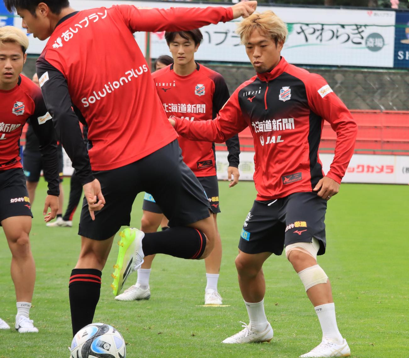 名古屋戦に向けて練習する札幌駒井（右端）（撮影・保坂果那）