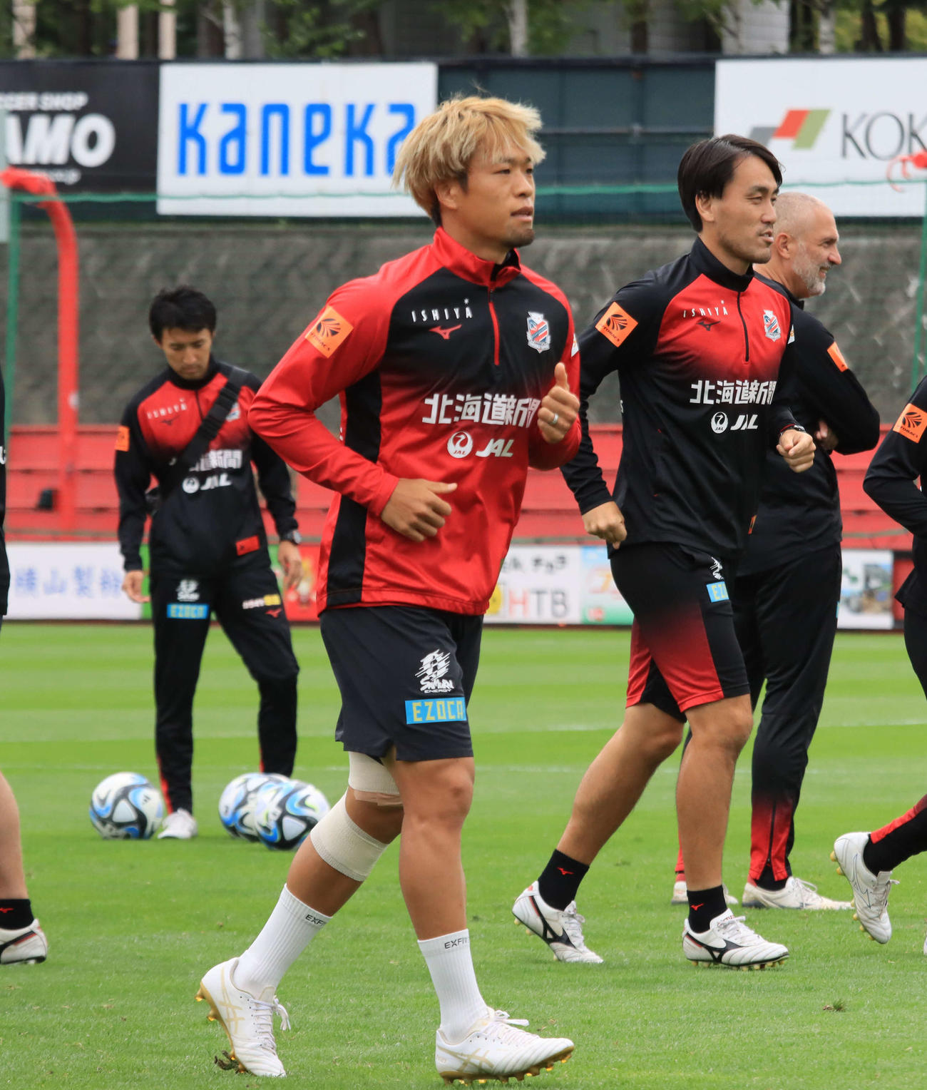 ランニングする札幌駒井（手前）（撮影・保坂果那）
