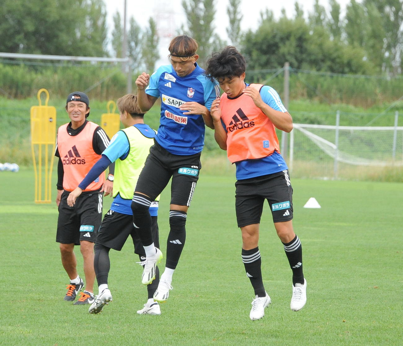 横浜FC戦の前日練習で藤原（右）と体をぶつけ合う太田