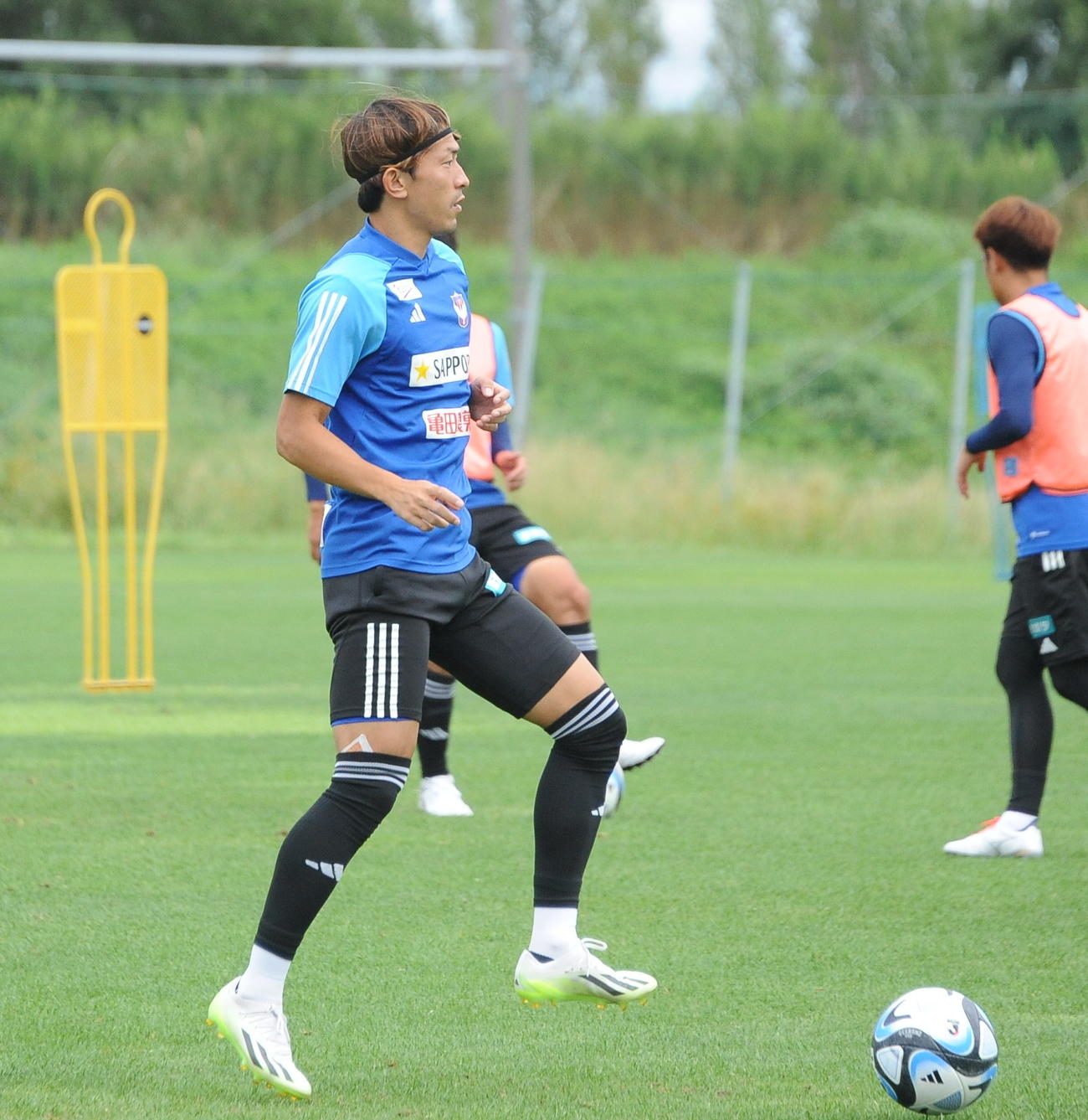 横浜FC戦の前日練習でチームメートの位置を確認しながらトラップする太田（左）