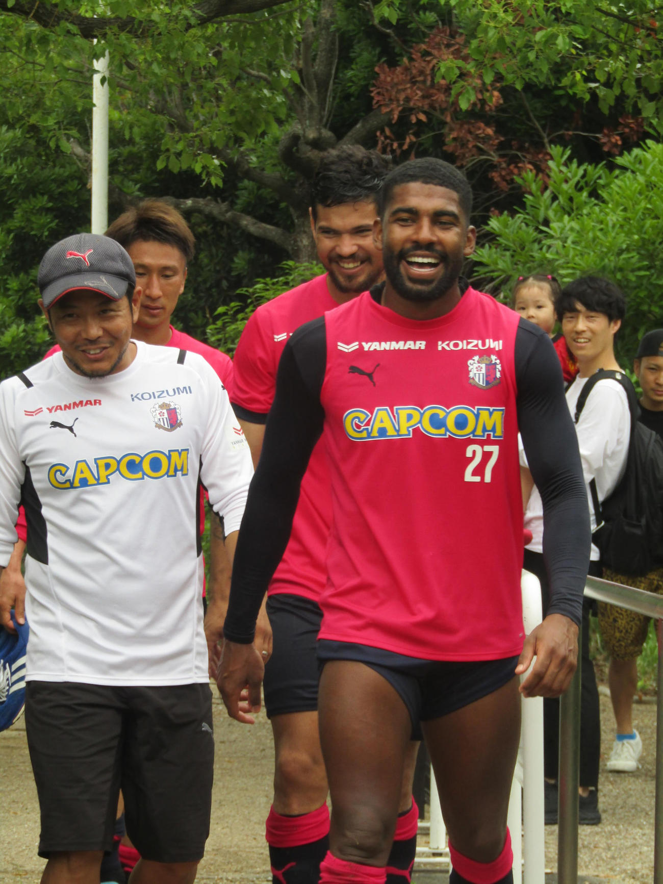 6月15日の練習後、笑顔で引きあげるC大阪カピシャーバ（右）