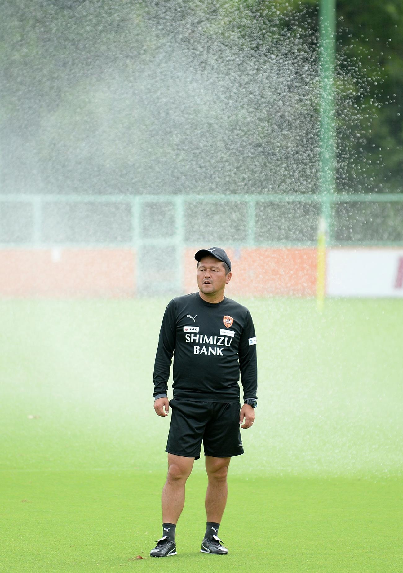 練習を見つめる清水の秋葉監督