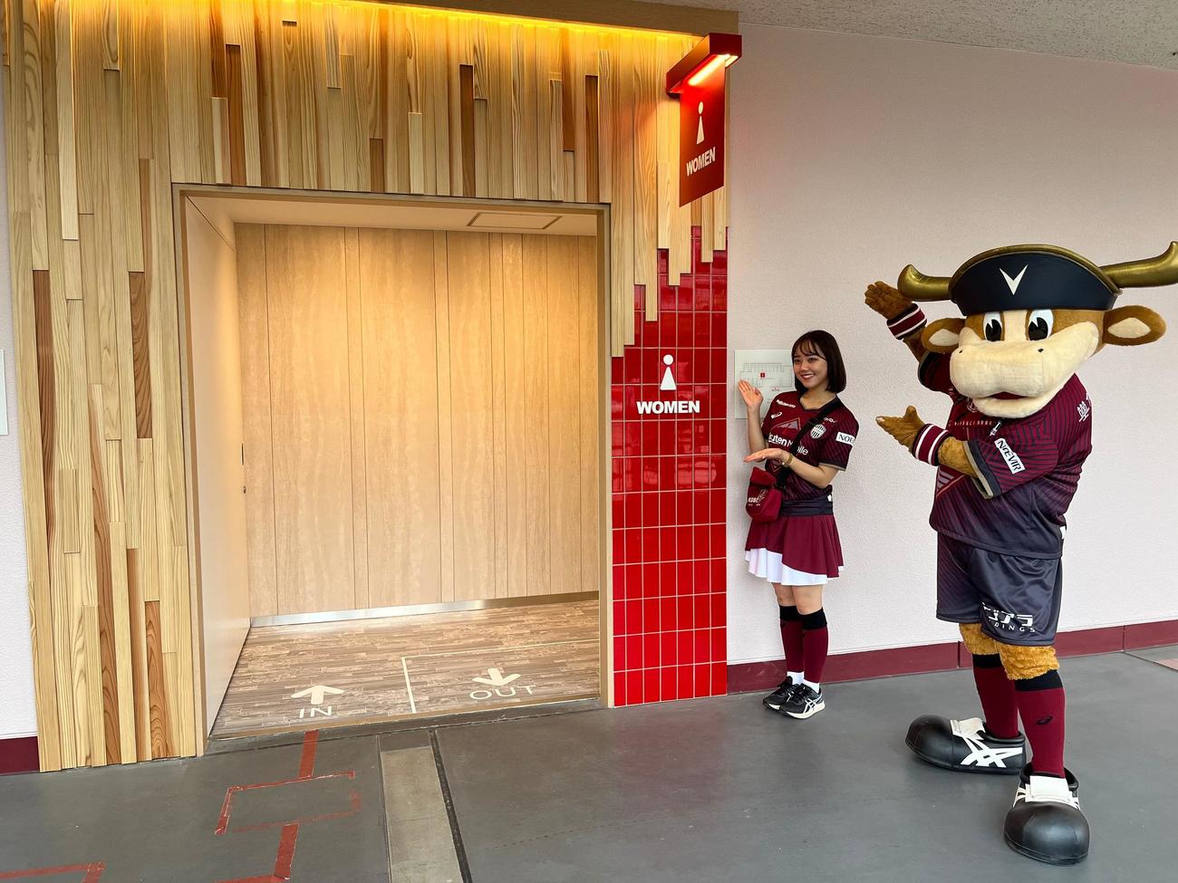 ふるさと納税を利用して改修されたトイレを紹介する神戸のマスコット「モーヴィ」とガールズ応援ユニット「ヴィッセルセレイア」（撮影・永田淳）