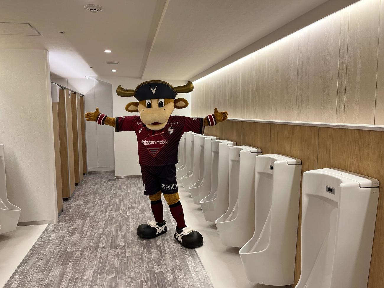 ふるさと納税を利用して改修されたトイレを紹介する神戸のマスコット・モーヴィ（撮影・永田淳）