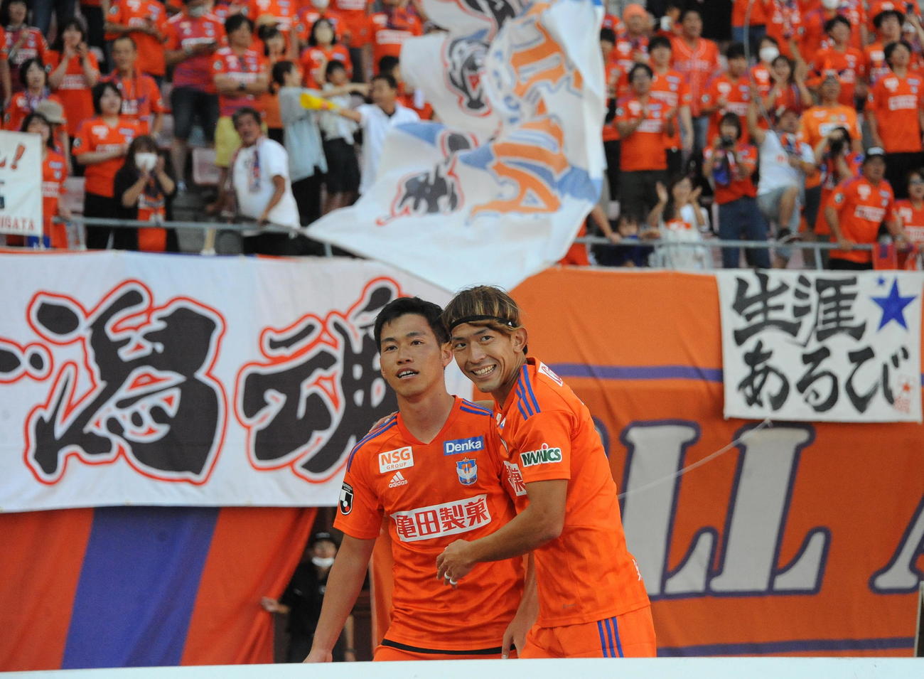 後半45分にJ1初ゴールを決めた高（左）を6戦ぶり出場の太田が祝福