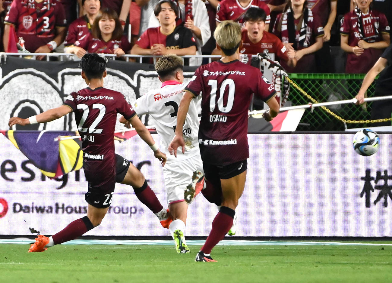 神戸対C大阪　後半、ゴールを決める神戸佐々木（左）（撮影・石井愛子）
