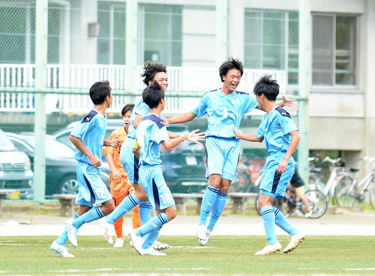 先制点を決めて歓喜する袋井DF鈴木涼