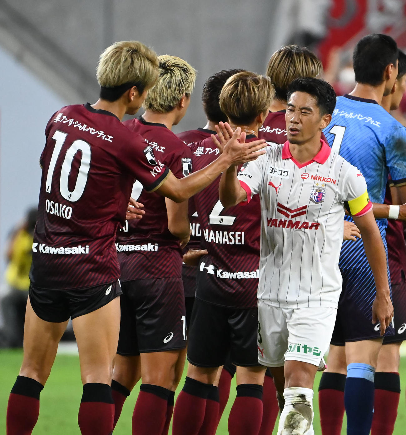 神戸対C大阪　試合を終え、あいさつを交わす神戸大迫（左）とC大阪香川（撮影・石井愛子）