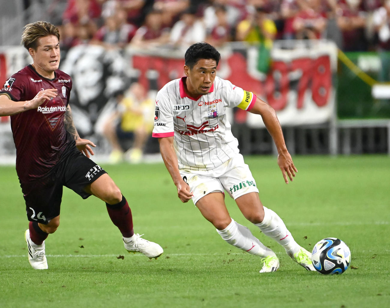 神戸対C大阪　前半、ドリブルをするC大阪香川（右）。左は神戸酒井（撮影・石井愛子）