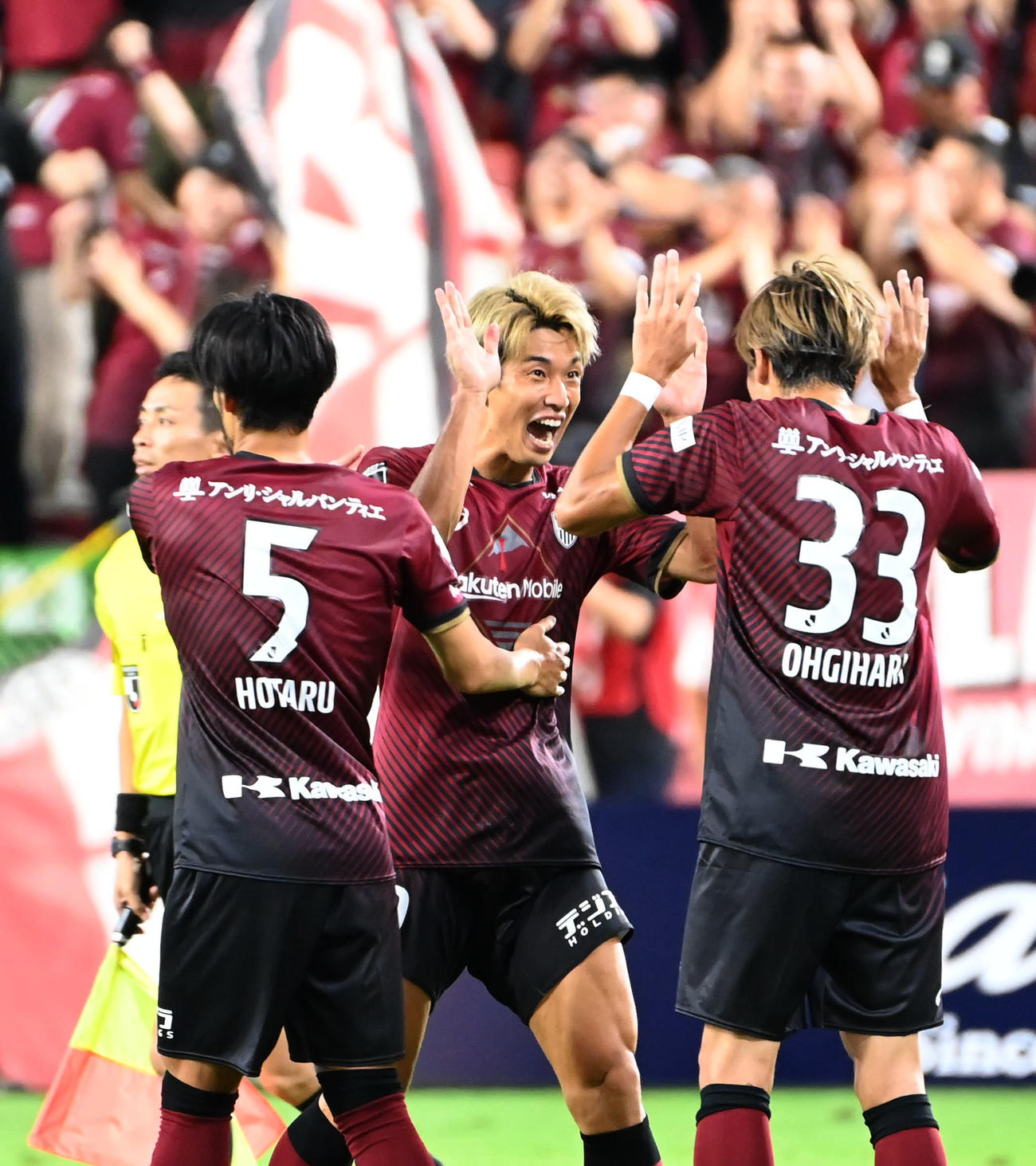神戸対C大阪　C大阪に勝利し喜ぶ神戸大迫（中央）（撮影・石井愛子）