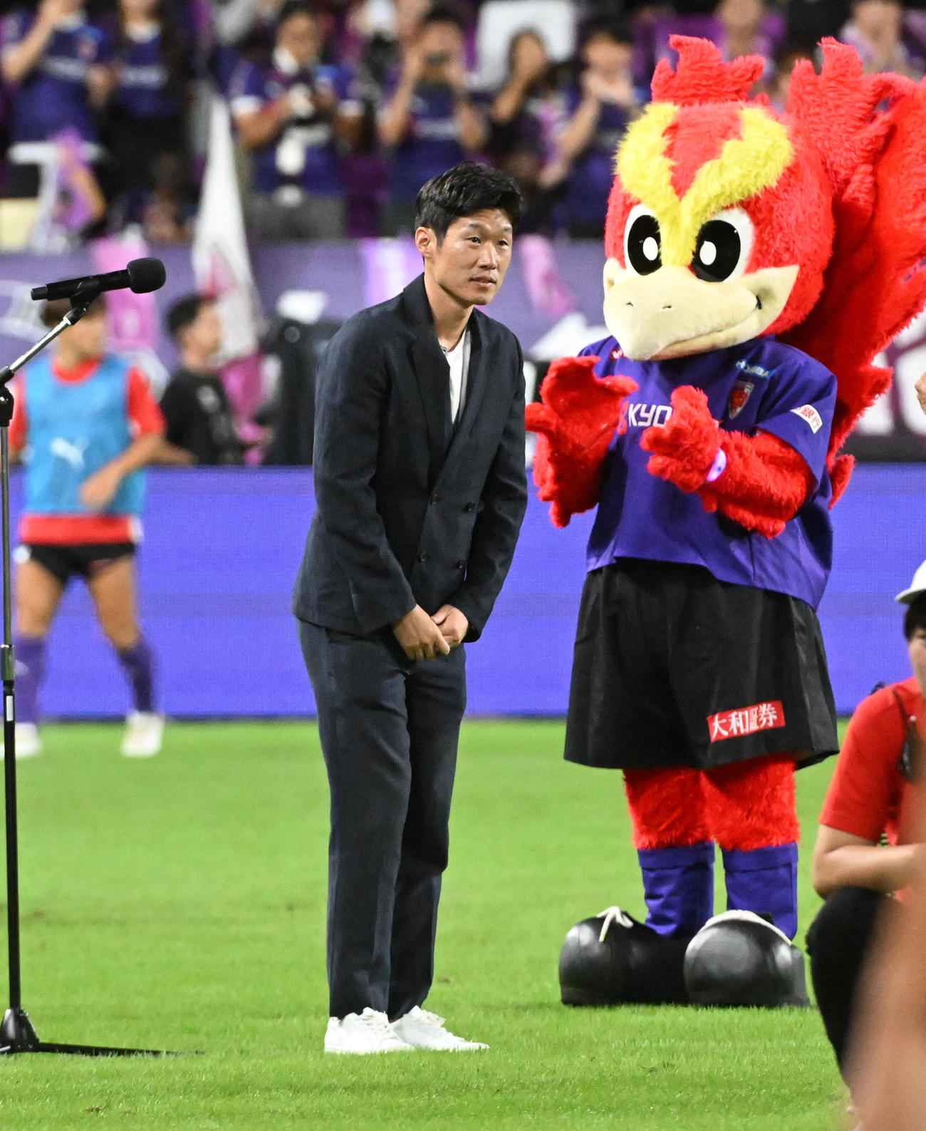 京都対広島　サポーターにあいさつする朴智星氏（撮影・前岡正明）