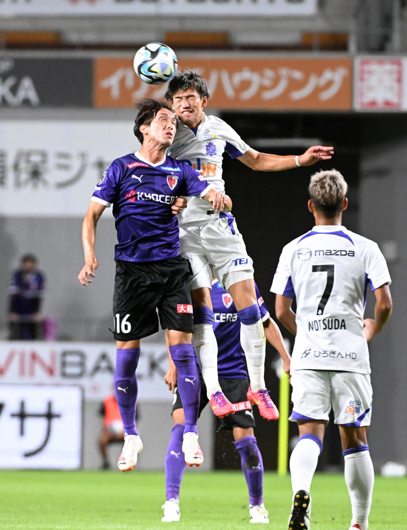京都対広島　前半、ヘディングで競り合う京都武田（左）と広島加藤（撮影・前岡正明）